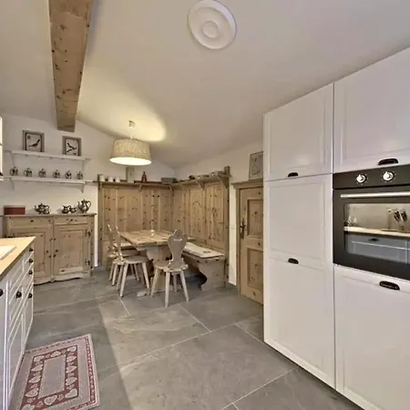 Attic View With Free Parking *